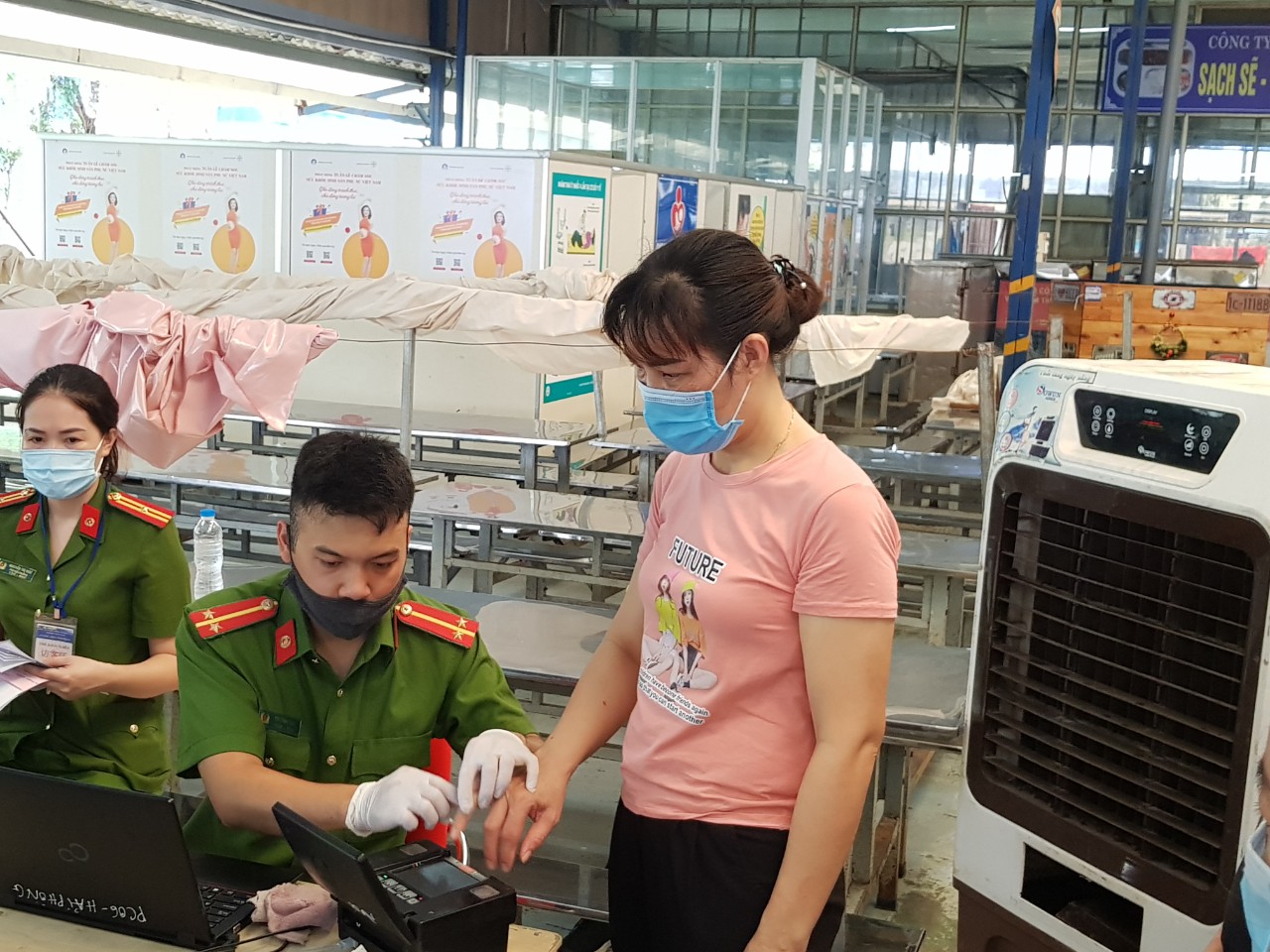 500 công nhân Công ty TNHH giày AURORA được cấp CCCD lưu động